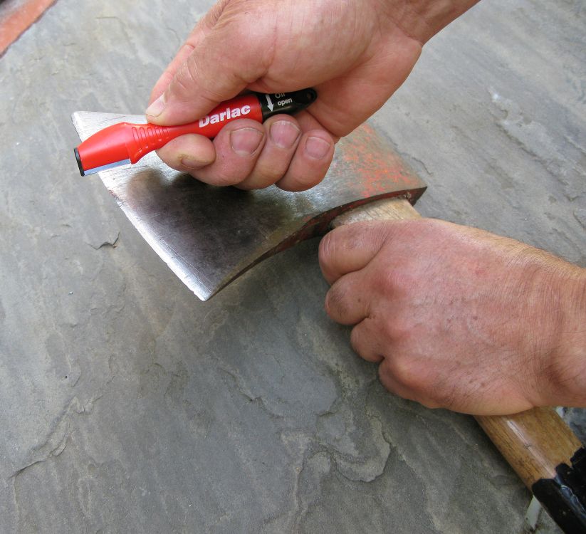 Darlac DP101 knife sharpener being used