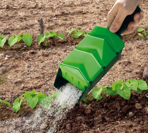 A hand tool for spreading