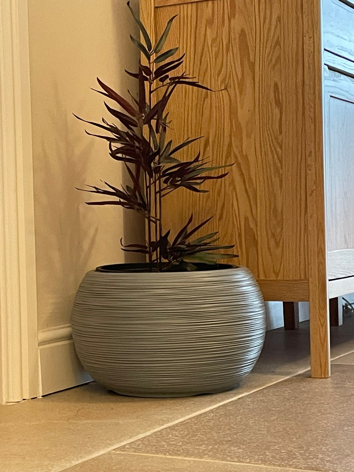 Round Plant Pot White and Grey Fora