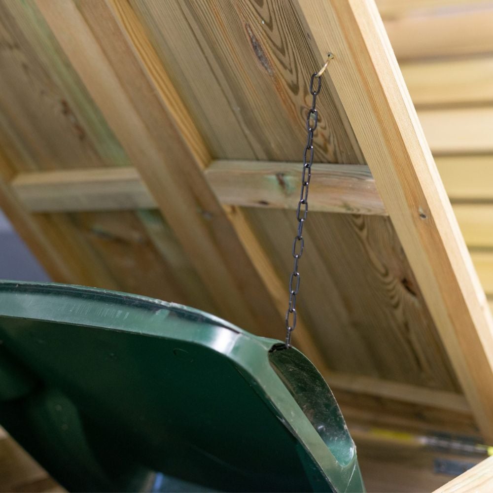 the chain mechanism on the lid of the store that lifts the bin lid when open