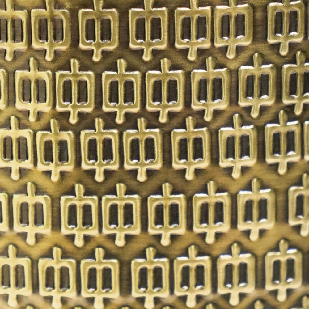 close up of the solis gold plant pot