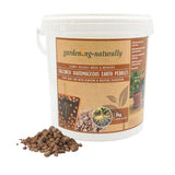 5kg tub of calcined diatomaceous earth pebbles with loose pebbles shown.