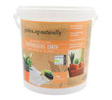 A 5kg white plastic bucket of garden-ng-naturally Diatomaceous Earth organic soil improver, featuring a brown and orange label with product details and certification logos.