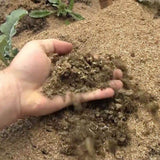 Hand holding the easymulch