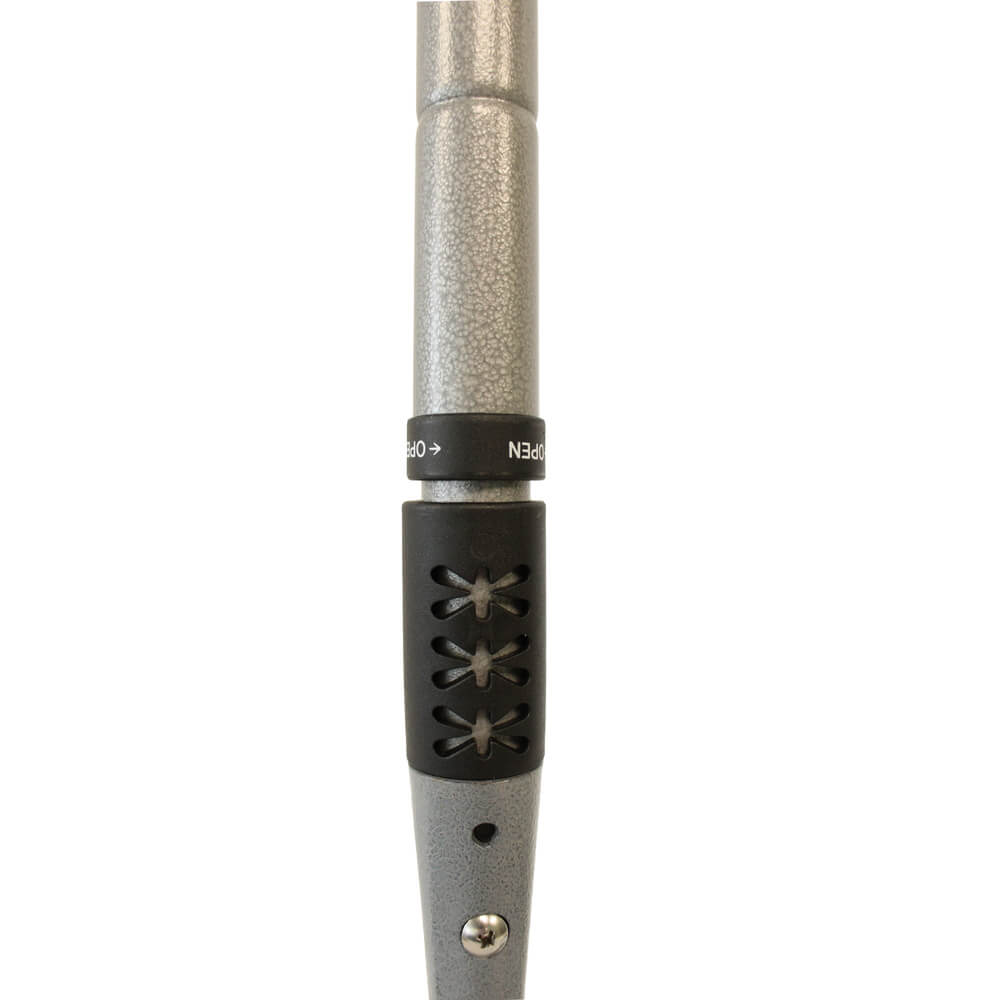 Grips on the lawn scarifier handle