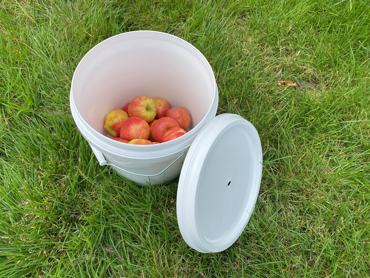 white pulp king press full of apples